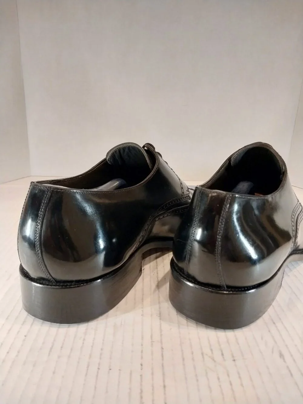 BALLY men's (SAVE $700) size 10.5 EEE black Derby.